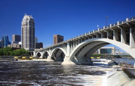 明尼苏达州一座桥的街景图片