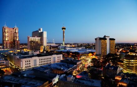 德克萨斯州的都市风景夜视图