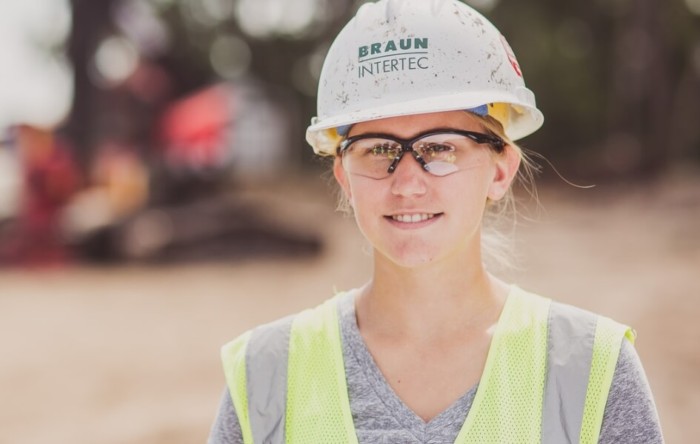 雷竞技好Newbee赞助商Braun Intertec员工戴着硬帽,安全眼镜和背心