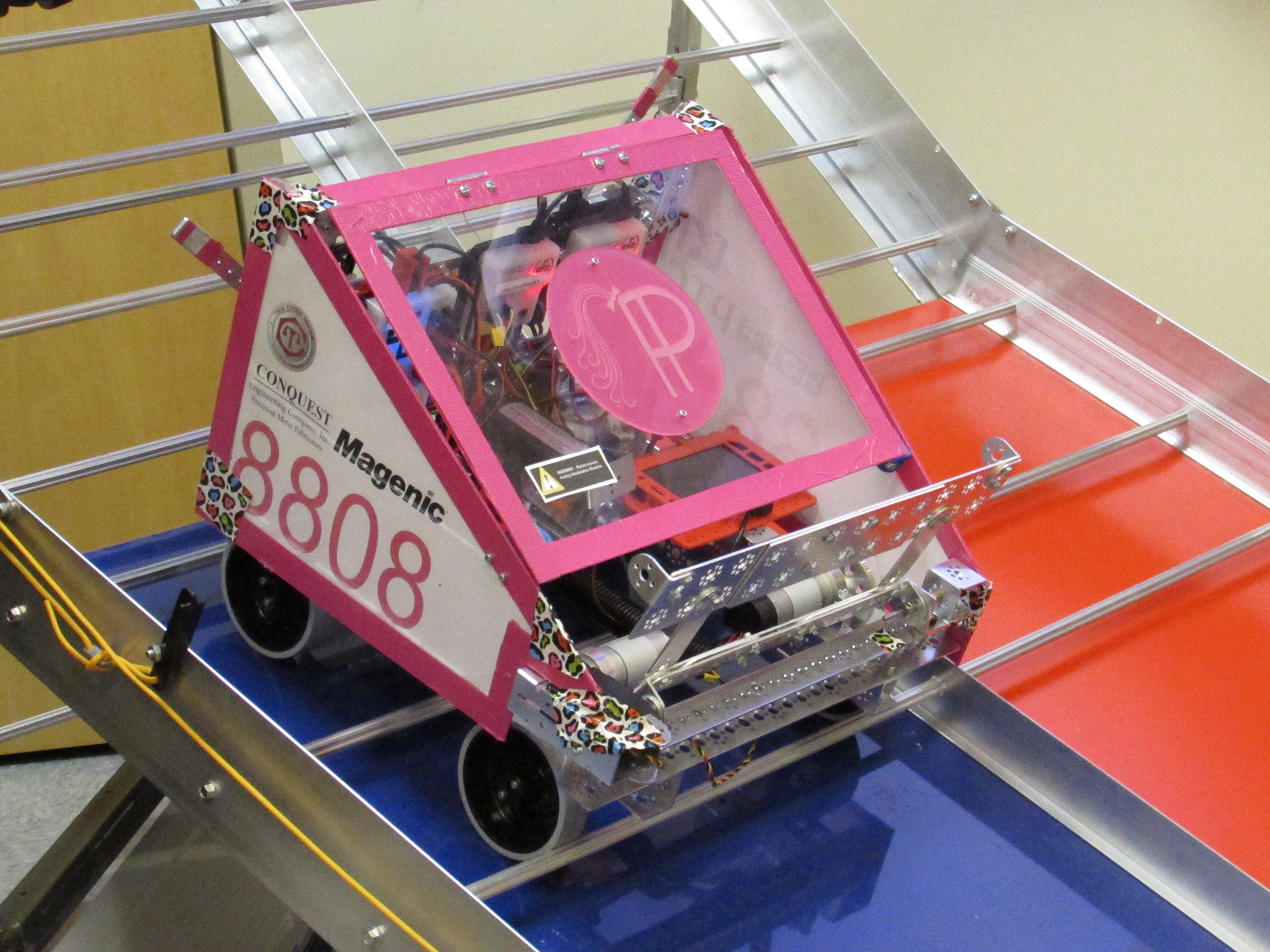 当地机器人团队访问布劳恩国际技术公司雷竞技好Newbee赞助商